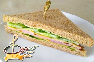 Сэндвич с варено-копченым окороком, с сыром и огурцом