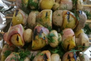 Шашлычки из картофеля с шампиньонами и беконом