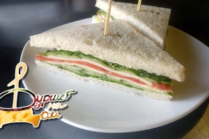 Сэндвич с малосольным лососем, огурцом и сыром