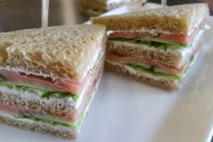 Сэндвич с кетой, творожным сыром, огурцом на ржаном хлебе