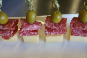 Сыр с салями и оливкой на шпажке